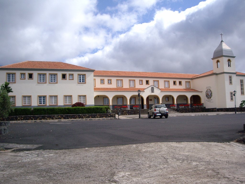 Otra_vista_del_monasterio.JPG