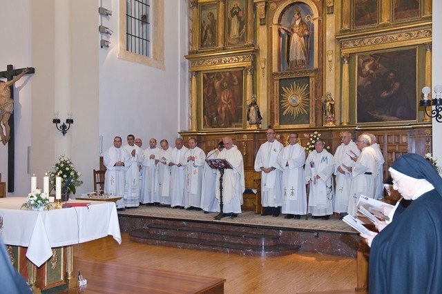 03_Sacerdotes_celebrantes.jpg