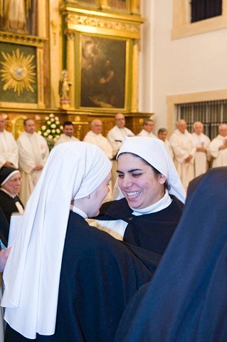 10_Abrazo_con_sor_M_Sion.jpg