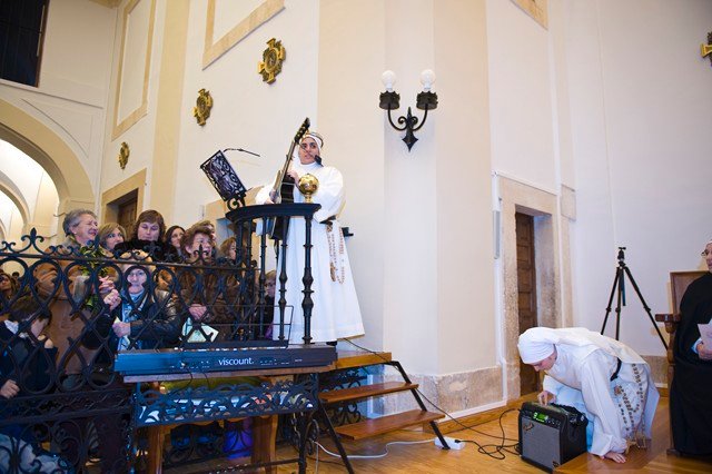 20_Cantando_Sor_M_Israel.jpg