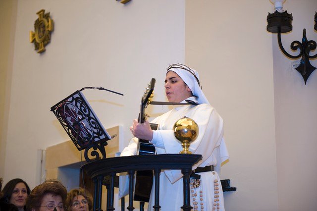 21_Cantando_Sor_M_Israel.jpg